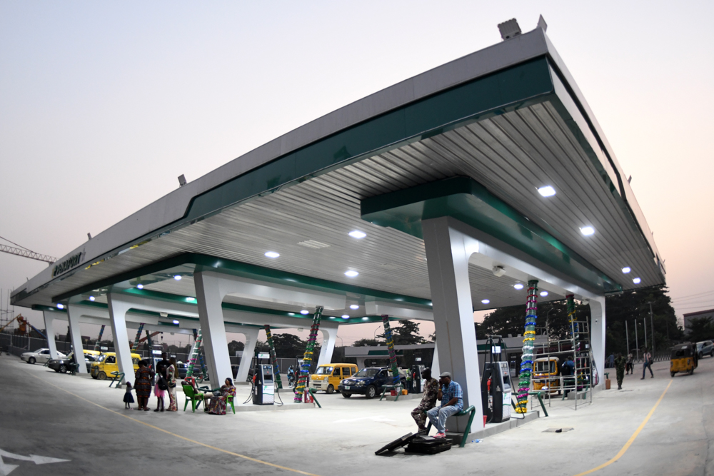 Filling station with customer